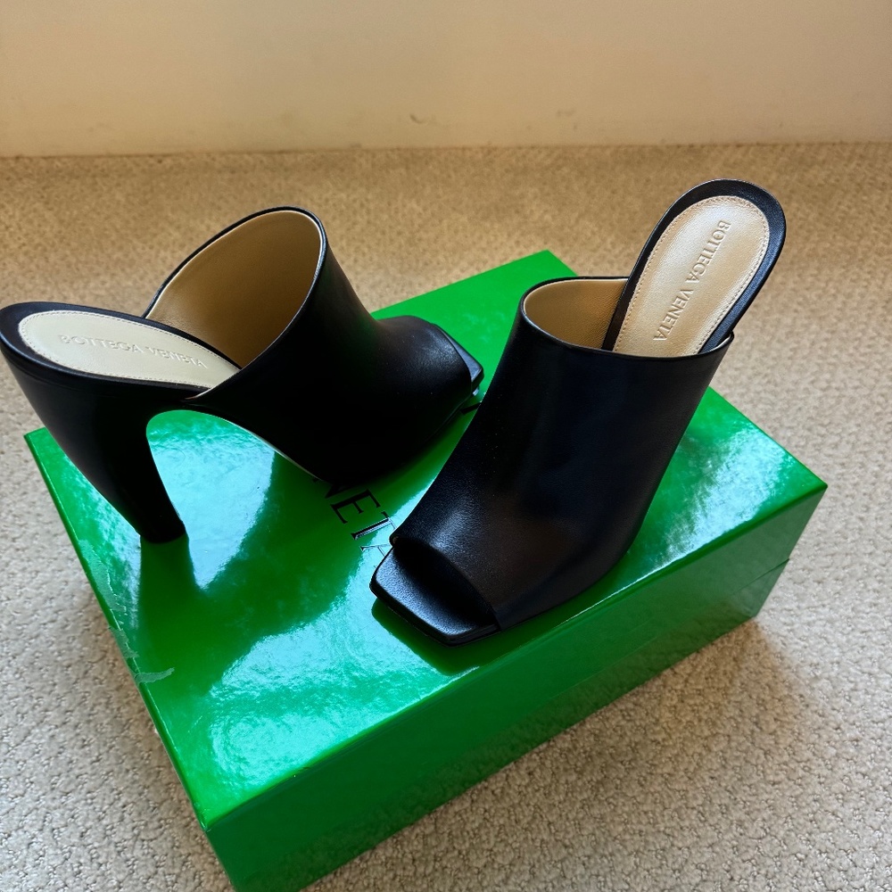 bottega veneta black lagoon peep toe mule